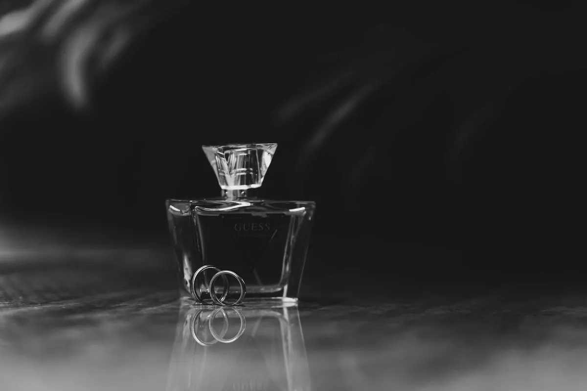 Flacon de parfum en noir et blanc, en illustration de « conserver culotte portée odeur »