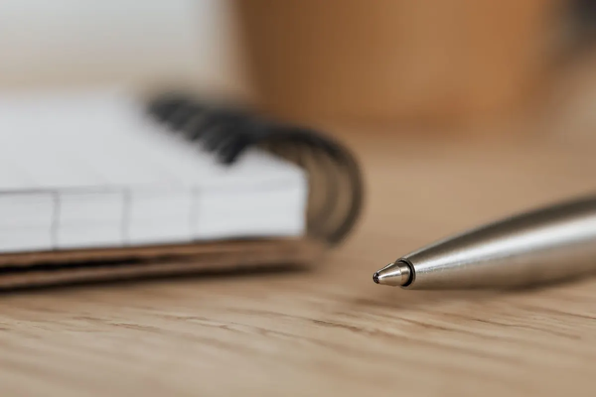 Stylo et carnet à spirale, en illustration de « conserver culotte portée odeur »