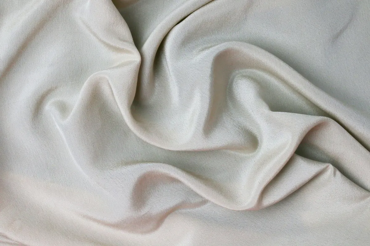 Satin gris perle, en illustration de « culotte souillée »