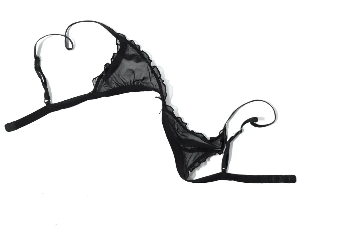 Soutien-gorge en dentelle noire, image d'illustration : culotte souillée