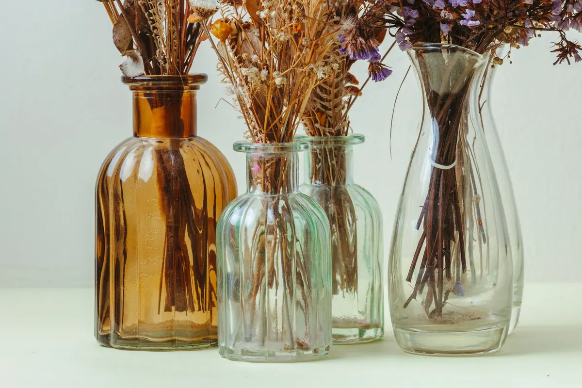 Vases ambrés et fleurs séchées, en illustration de « culotte souillée »