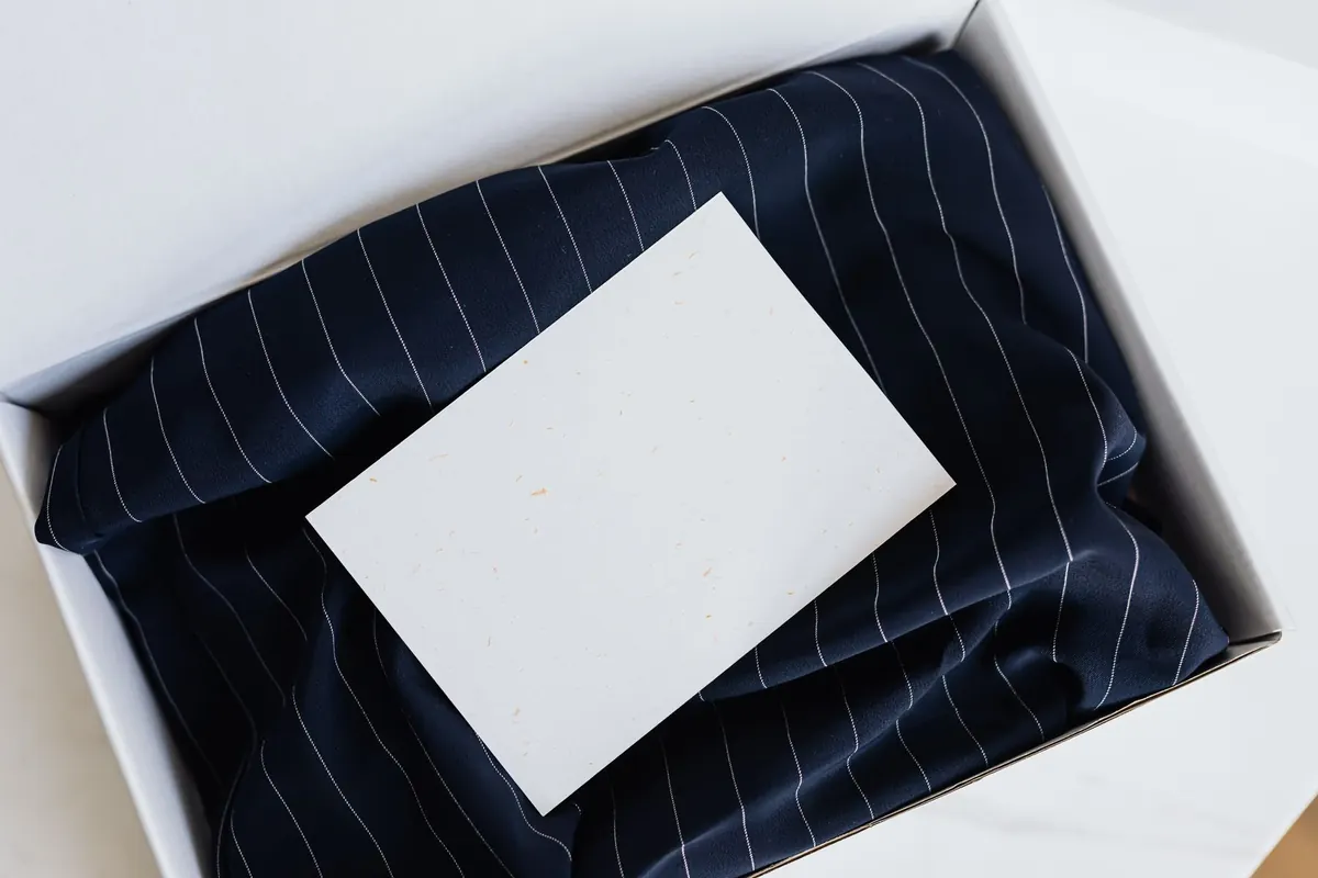 Boîte et carte blanche, en illustration de « envoyer culotte portée discrètement »