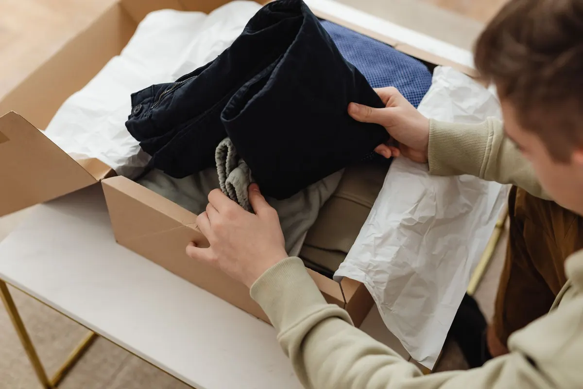 Vêtements rangés dans un carton, image d'illustration : envoyer culotte portée discrètement