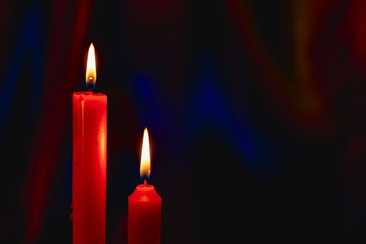 Bougies rouges allumées, en illustration de « fétichisme culotte »