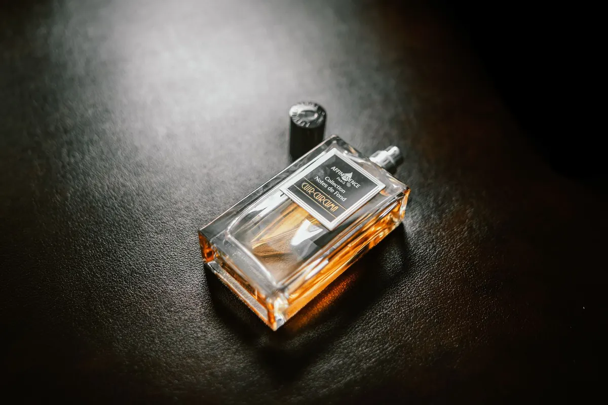Flacon de parfum dans l'ombre, en illustration de « fétichisme culotte »
