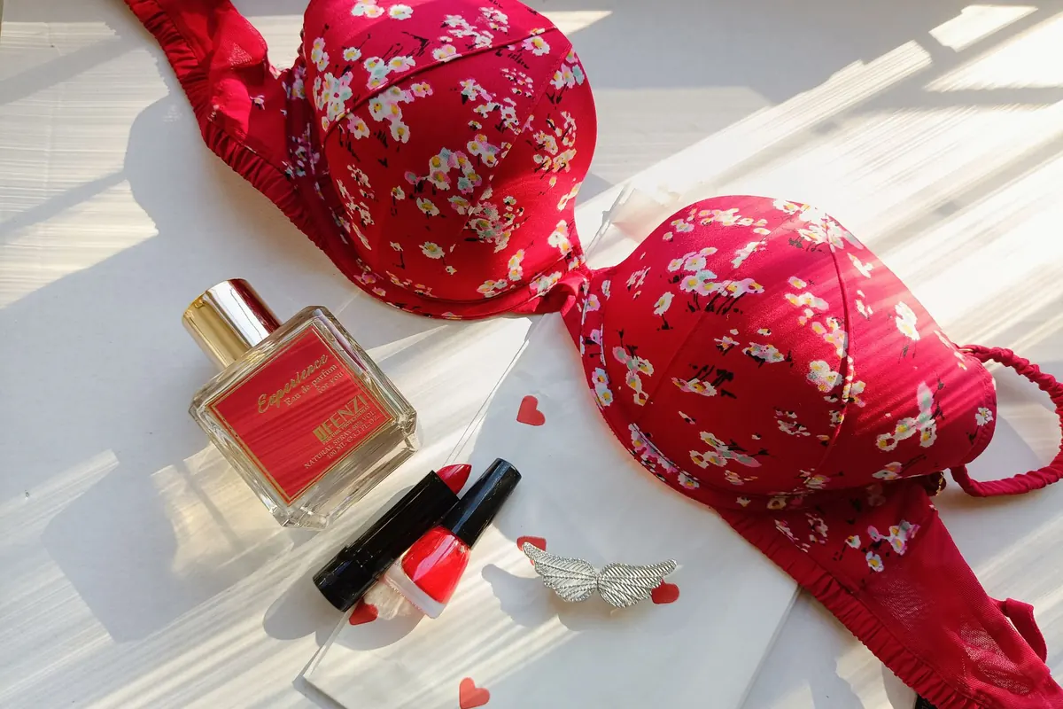 Soutien-gorge fleuri et parfum, image d'illustration : fétichisme culotte