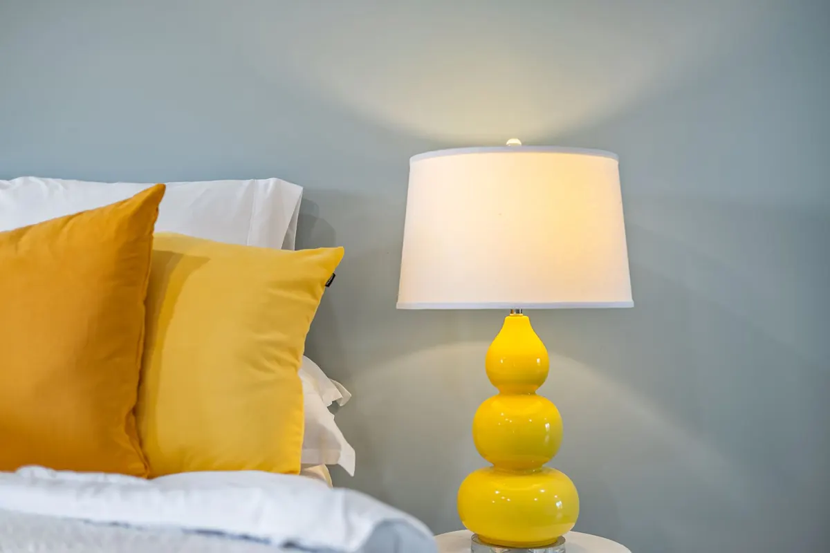 Lit et lampe jaune, en illustration de « hygiène vendre culotte portée »