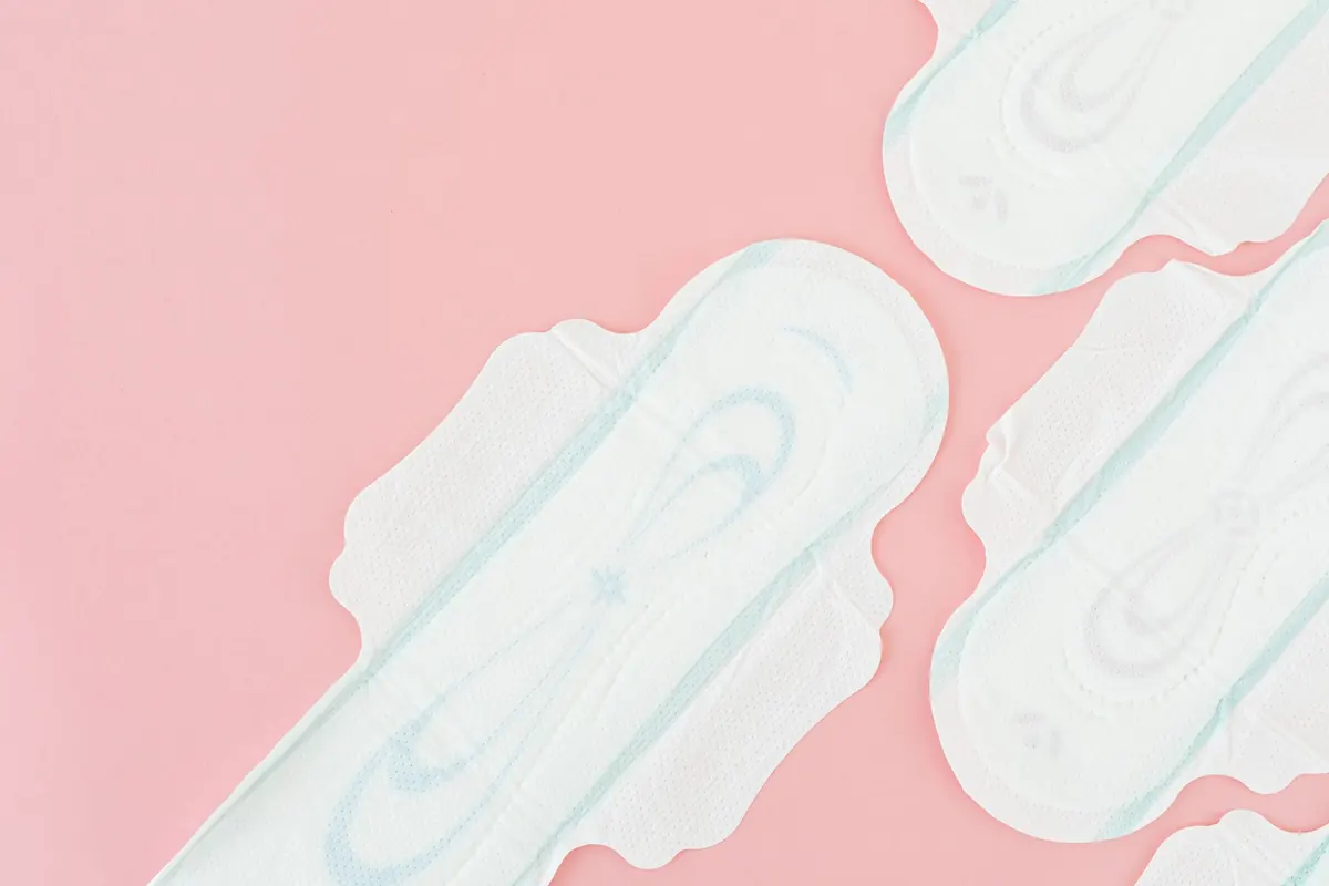 Serviettes hygiéniques sur fond rose, image d'illustration : hygiène vendre culotte portée