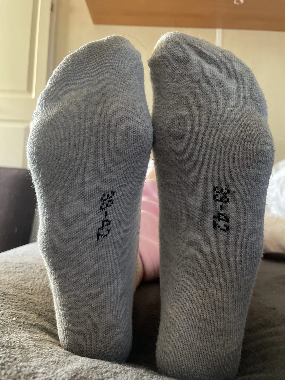 Chaussettes grises bien usée – Image 2