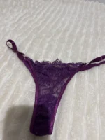 String dentelle violet