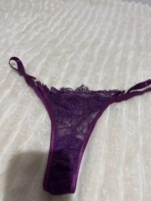 String dentelle violet