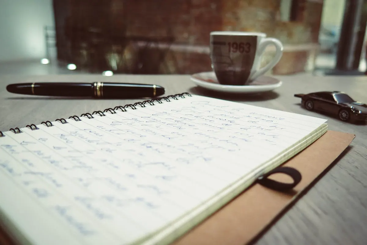 Carnet de notes et café, en illustration de « maptiteculotte avis »