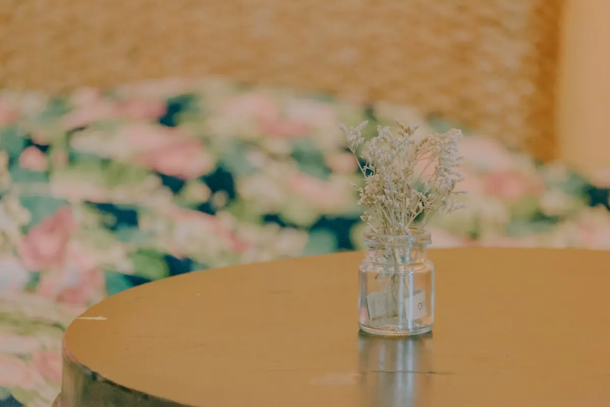 Petit vase sur une table dorée, en illustration de « maptiteculotte avis »