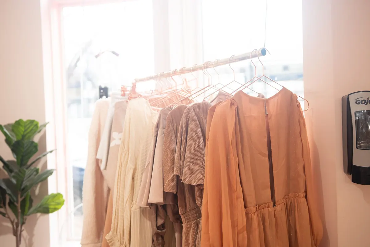 Vêtements clairs sur un portant, en illustration de « prix culotte portée »