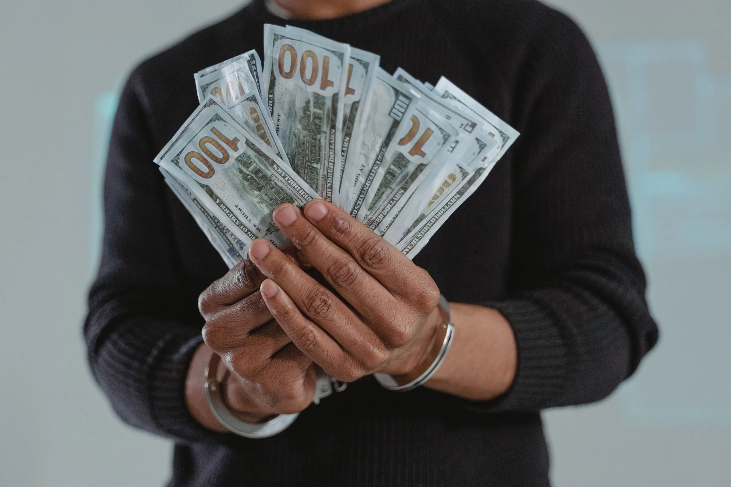 Illustration symbolique de la domination financière et du findom