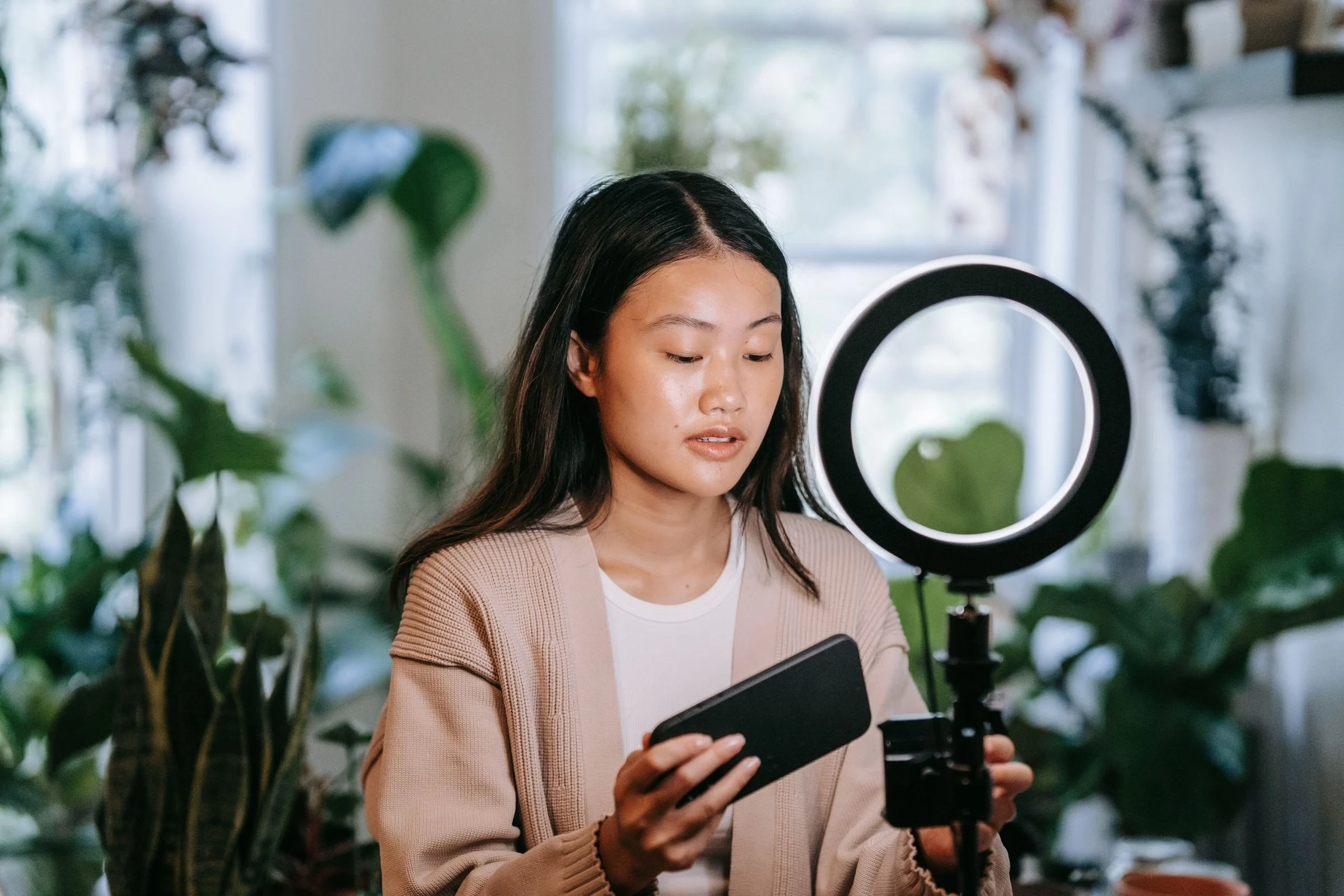 Créatrice française préparant des contenus payants avec son smartphone