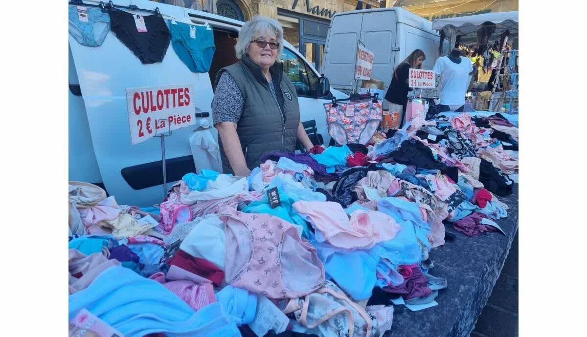 Vendeuse de culottes préparant un colis de lingerie à expédier