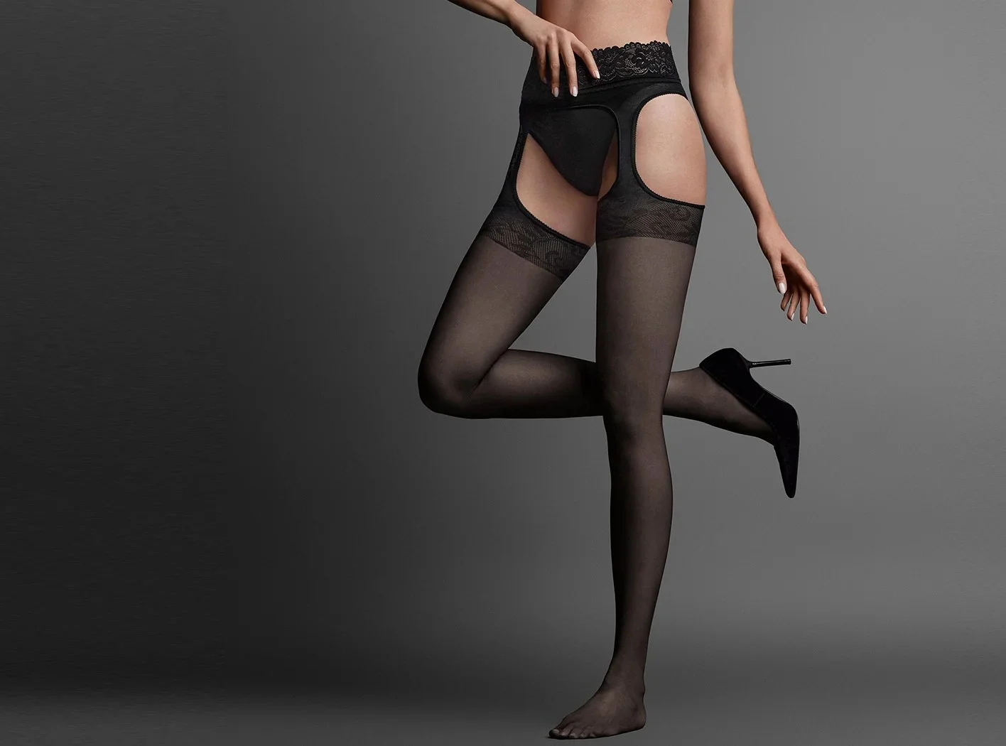 Paire de collants portés présentée sur des jambes