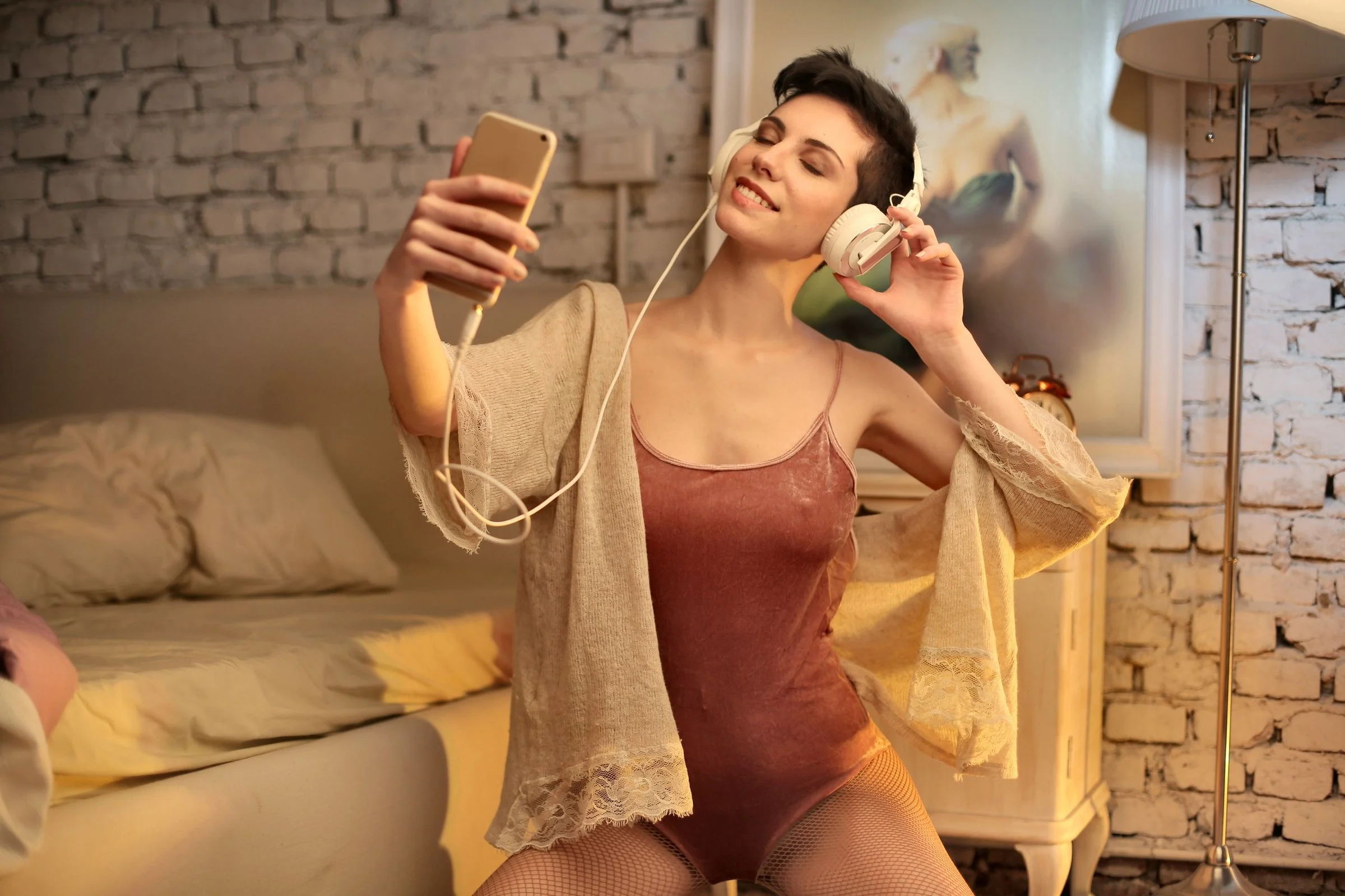 Téléphone affichant une galerie de photos privées, posé sur une table