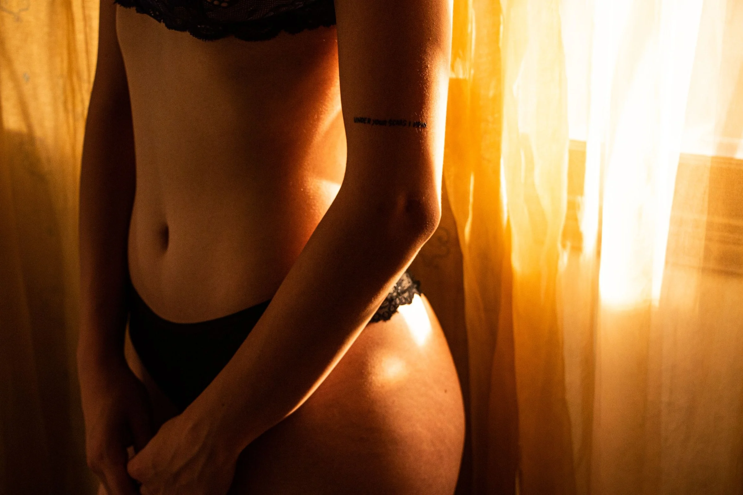 Culotte présentée sur une surface neutre