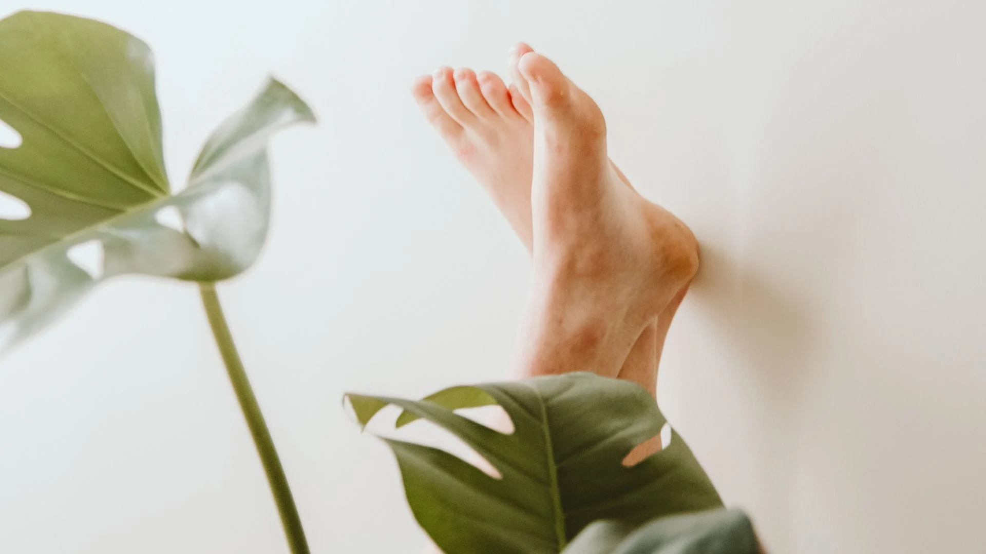Pieds nus photographiés au smartphone pour vendre des photos de pieds en ligne