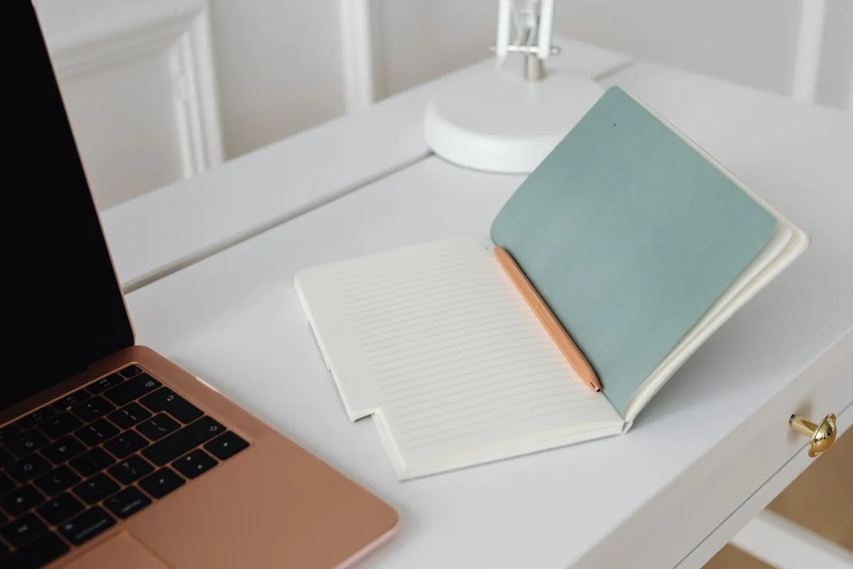 Carnets et ordinateur, en illustration de « site pour vendre ses culottes »