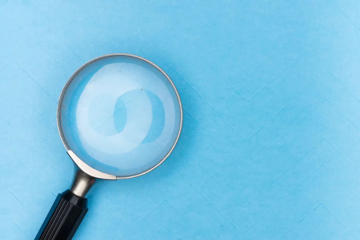 Loupe sur fond bleu, en illustration de « site pour vendre ses culottes »