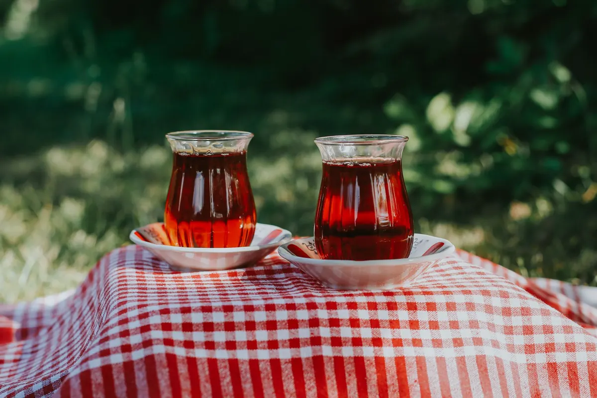 Deux verres de thé sur une nappe rouge, en illustration de « soutien-gorge porté »