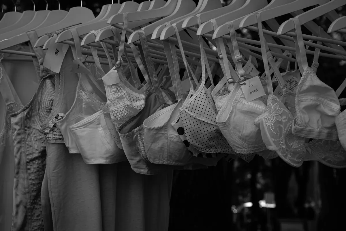 Soutiens-gorge suspendus en noir et blanc, en illustration de « soutien-gorge porté »