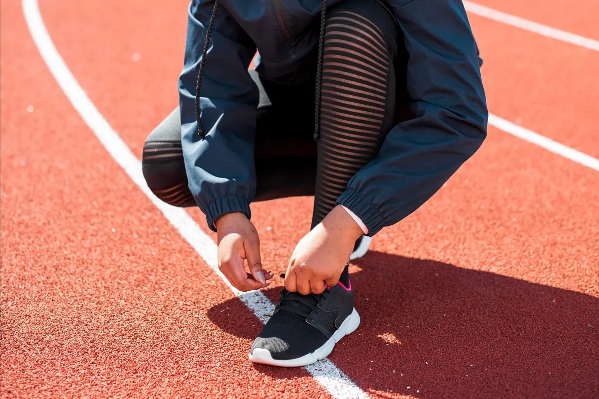 Laçage de baskets sur la piste, en illustration de « vendre chaussettes portées »