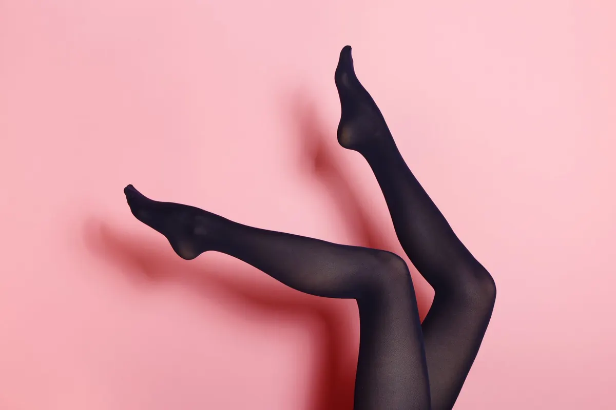Jambes en collants noirs sur fond rose, image d'illustration : vendre collants portés