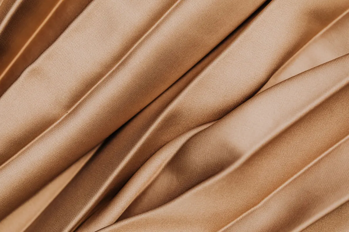 Satin plissé doré, en illustration de « vendre culotte portée anonymement »