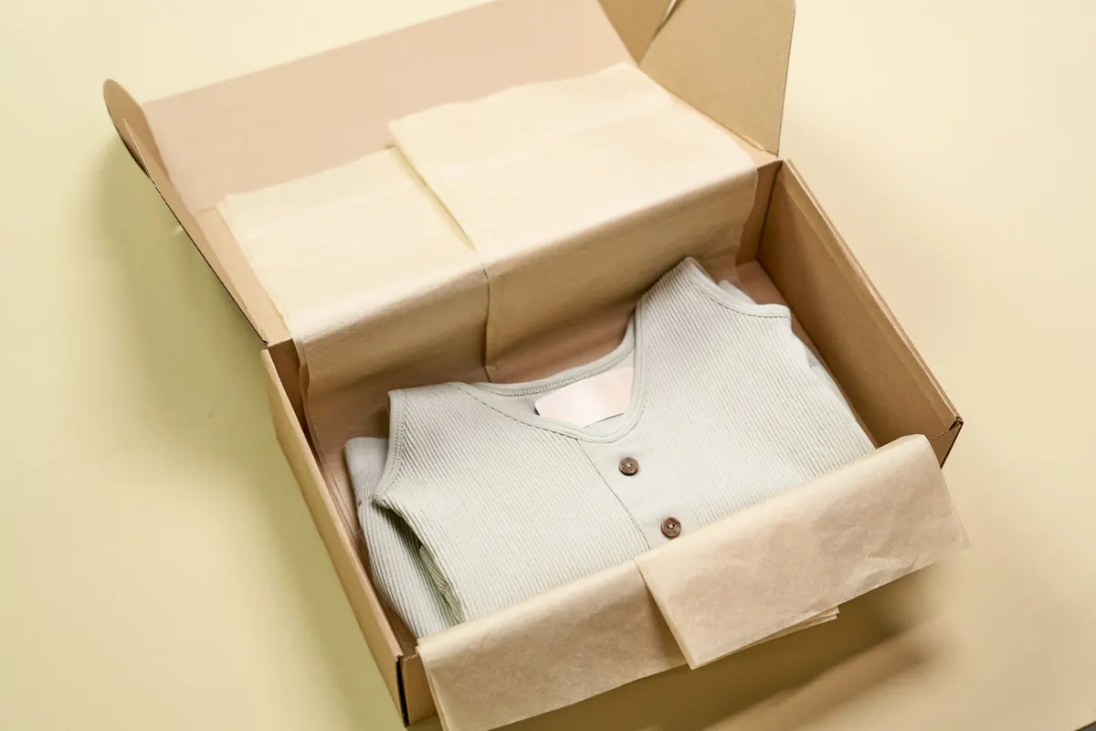 Vêtement plié dans un carton, en illustration de « vendre culotte portée anonymement »