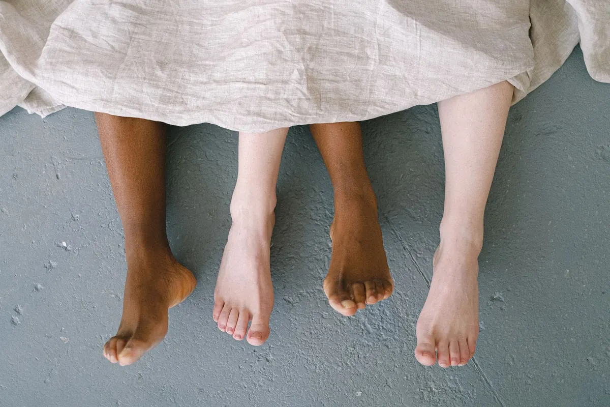 Pieds nus au bord du lit, en illustration de « vendre photos de pieds »